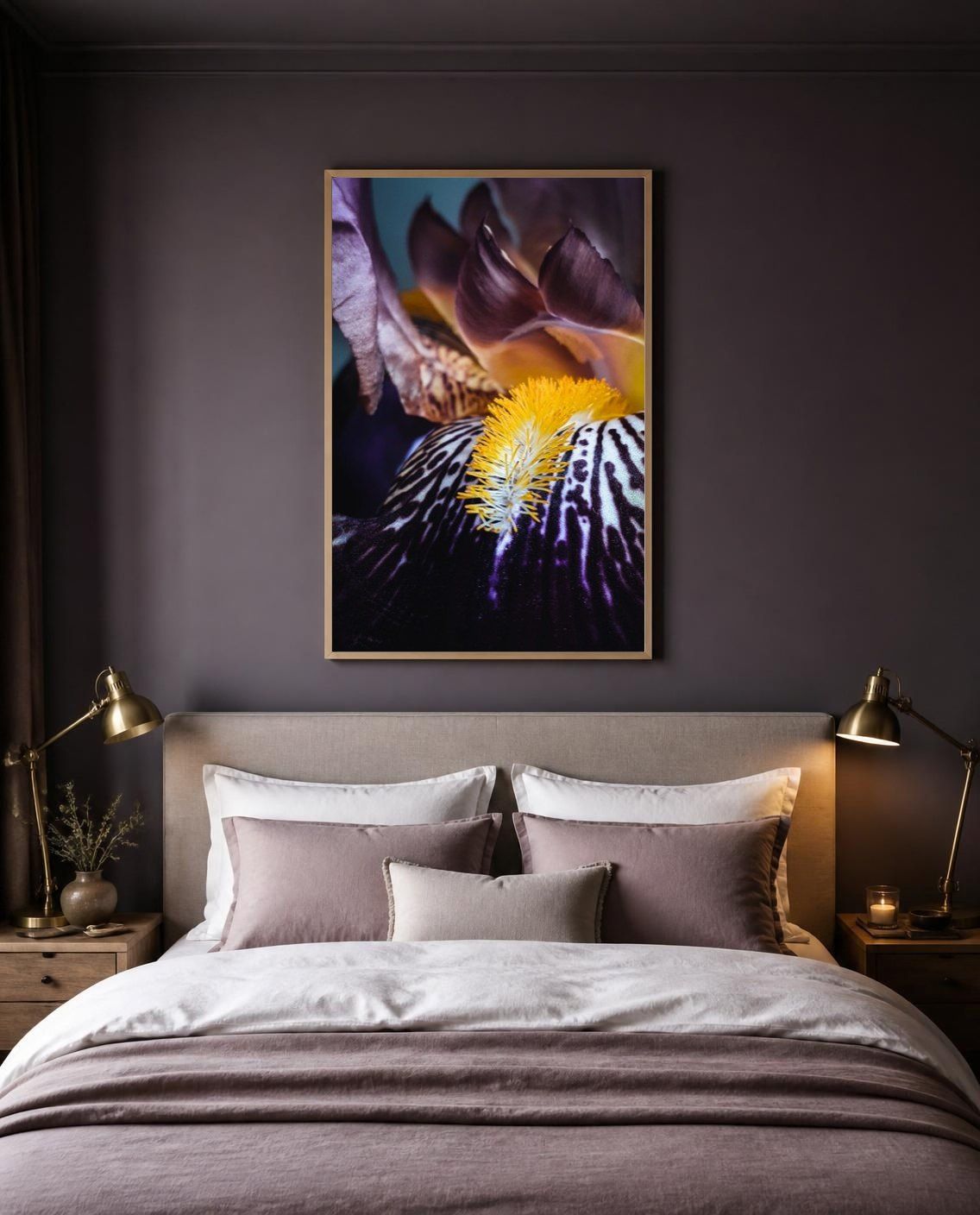 IRIS als großer Print über dem Bett im Schlafzimmer