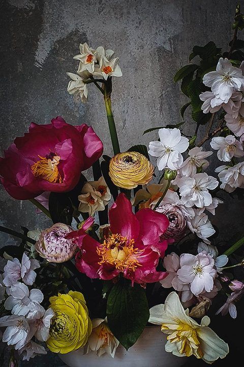 Frühlingsfest – Fine-Art-Print (Pfingstrose, Ranunkel, Kirschblüte, Narzisse), 40 × 60 cm, gerahmt