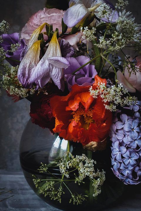 Beltane – Fine-Art-Print (Mohn, Flieder, Iris, Wiesenkerbel), 40 × 60 cm, gerahmt